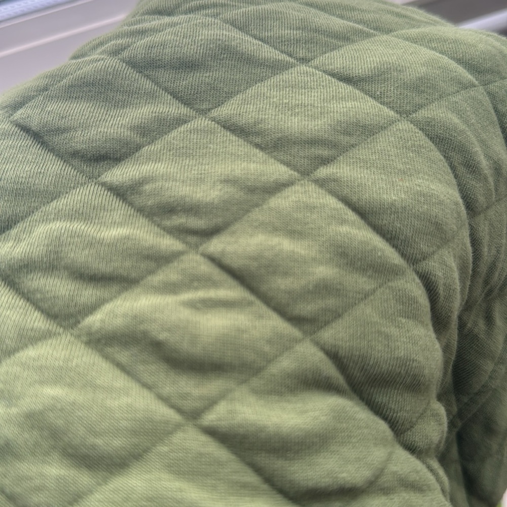 Vineyard vines quilted women’s olive green sweatshirt - Picture 4 of 4